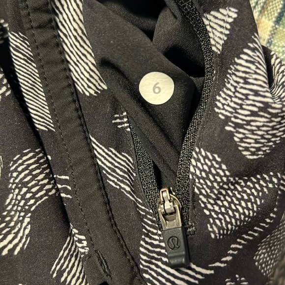 Lululemon Women’s Hotty Hot running shorts. Low rise. Excellent‎ condition. Sz6 - Picture 3 of 4